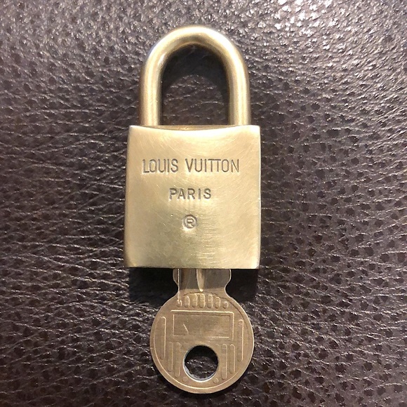 LV Louis Vuitton Lock & Key 211 - Picture 3 of 11
